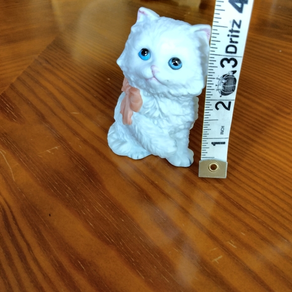 Sweet Porcelain Kitten Figurines -Boy & Girl - Picture 5 of 12